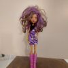 Barbie mit Kurzklamotten  Draculaura